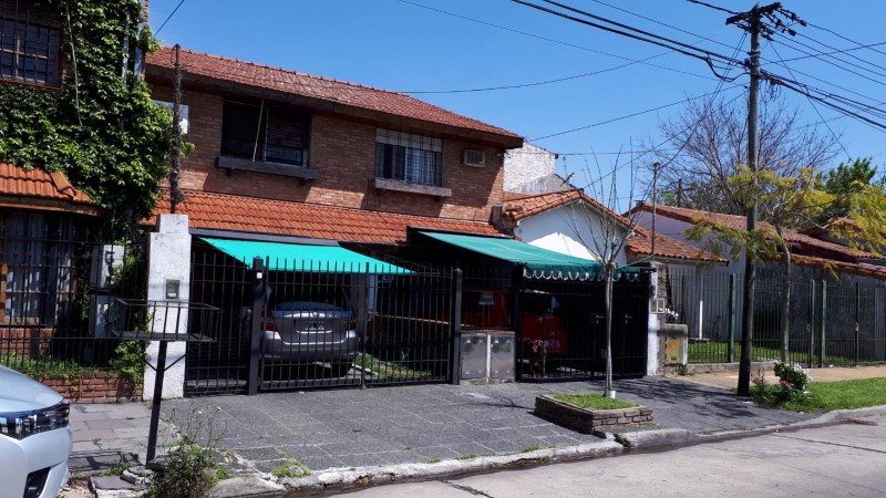 Azcuenaga 1643. Excelente duplex, zona Plaza 9 de Julio.