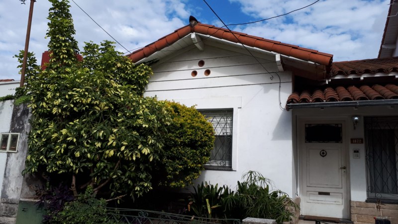 Billinghurst 1872, Beccar. Casa 3 dormit, jardín, cochera doble.