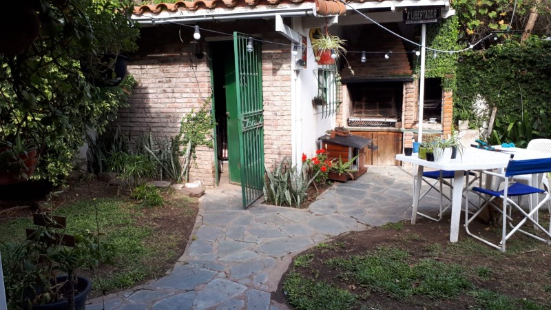 Billinghurst 1872, Beccar. Casa 3 dormit, jardín, cochera doble.