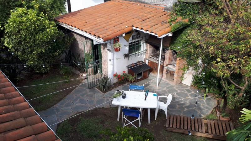 Billinghurst 1872, Beccar. Casa 3 dormit, jardín, cochera doble.