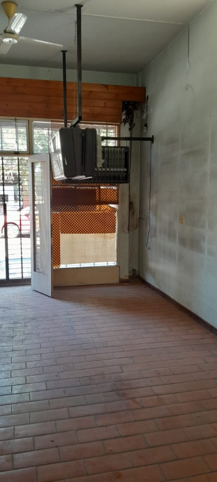 Jacinto Diaz 305. Local con subsuelo.