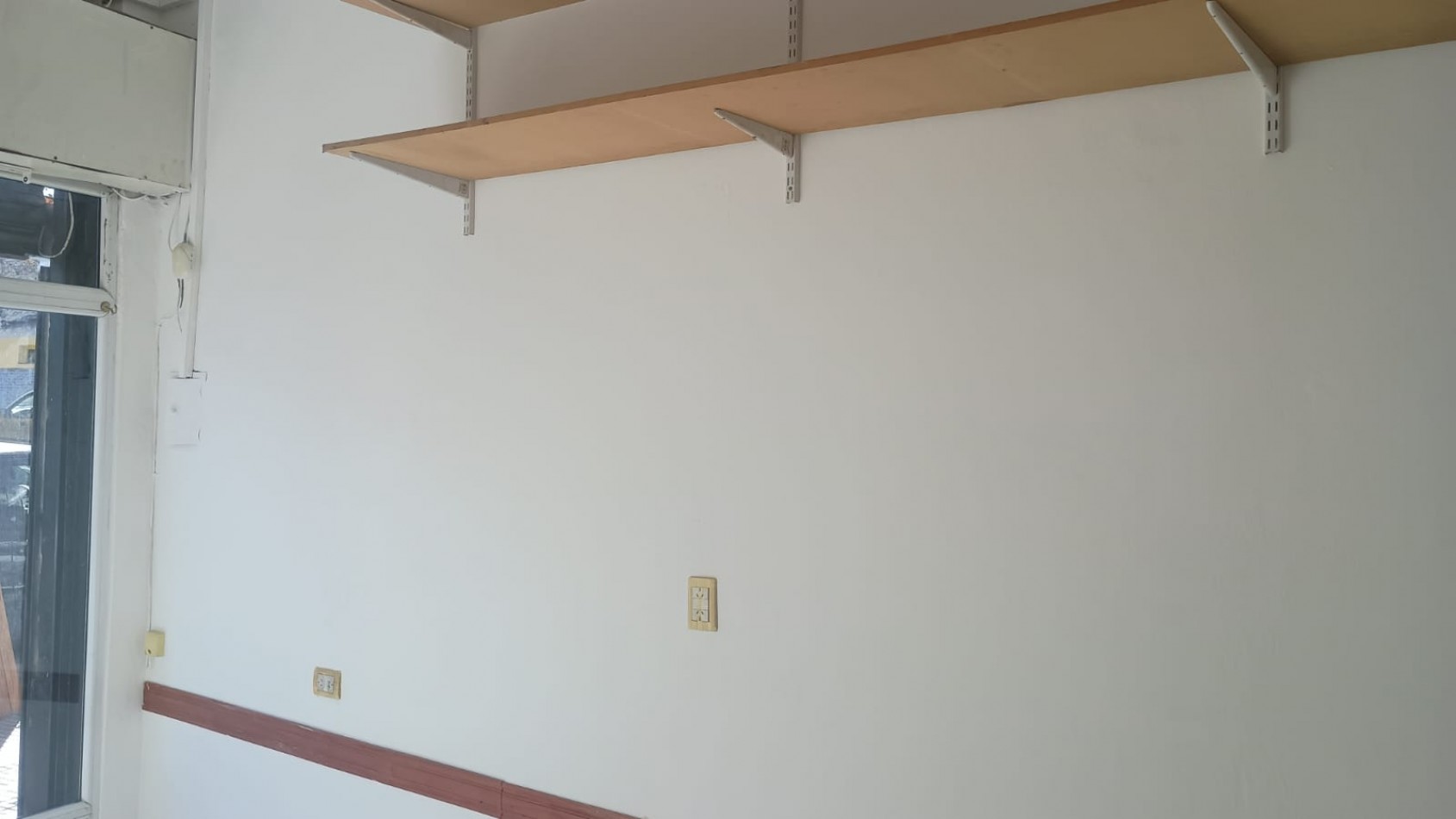 local comercial vidriera, salon y  toilette
