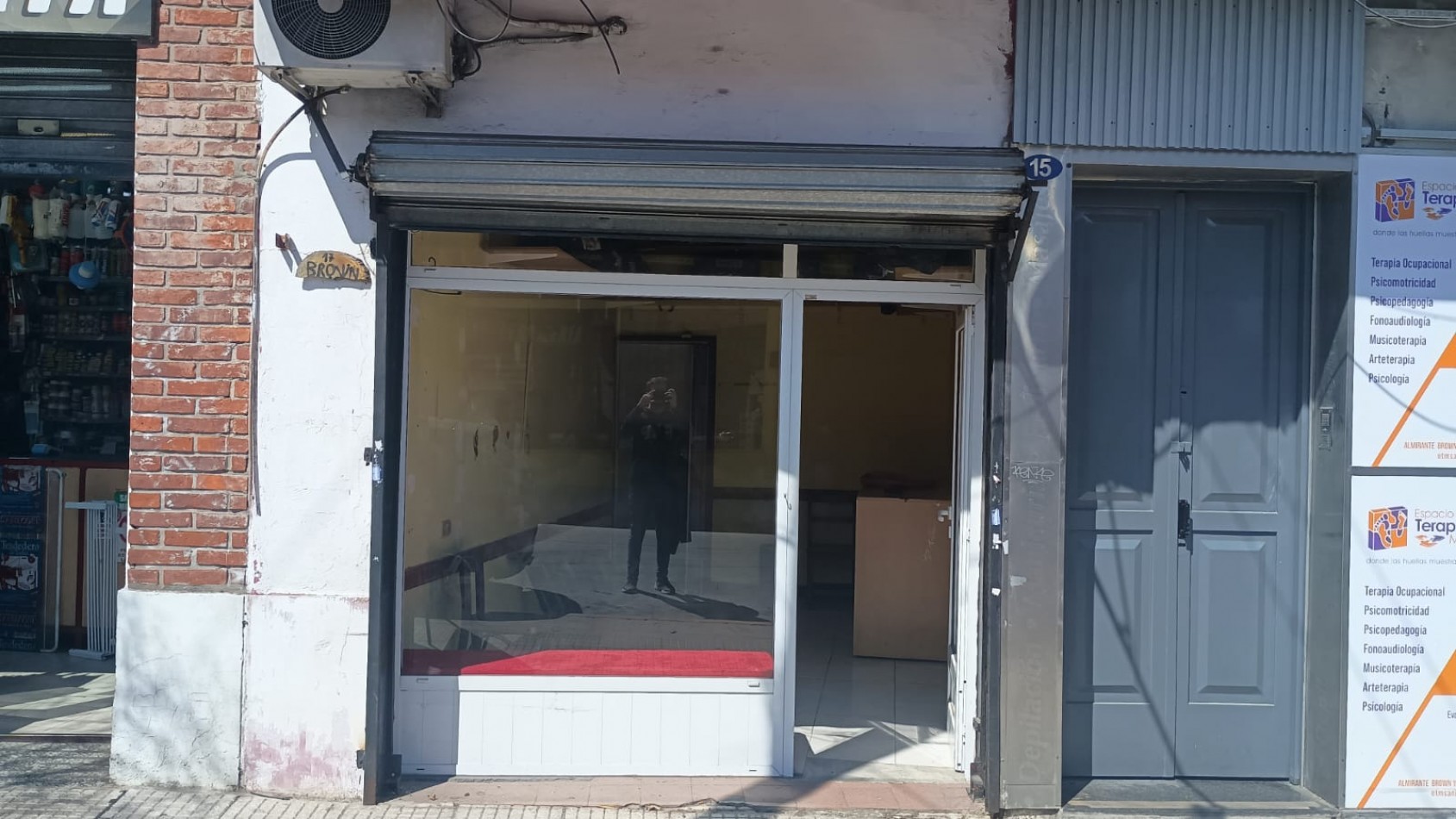 local comercial vidriera, salon y  toilette