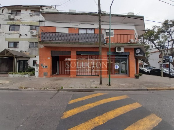 Jacinto Diaz 305. Local con subsuelo.