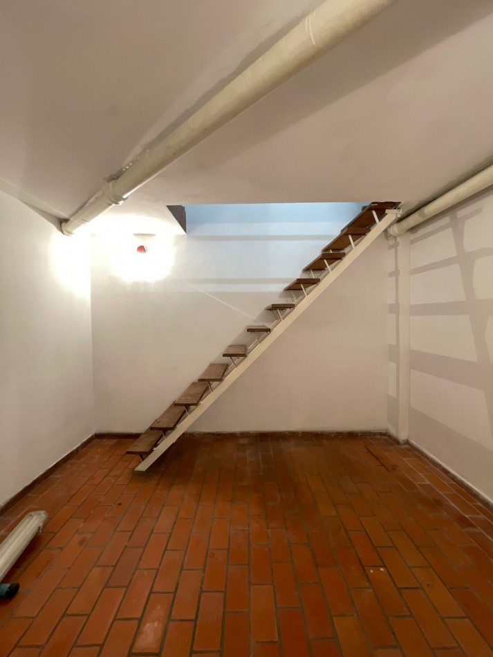 Jacinto Diaz 305. Local con subsuelo.