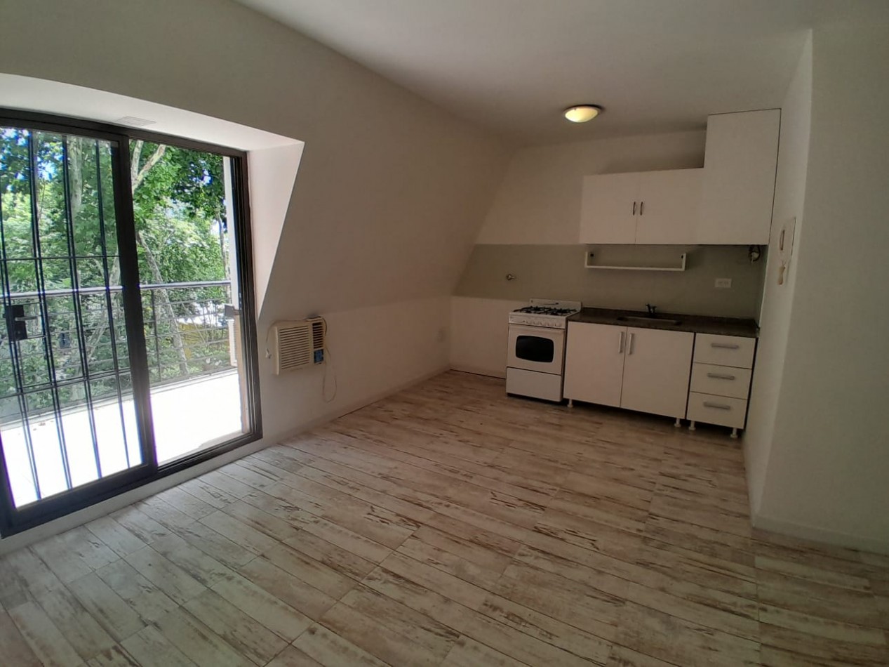 Don Bosco 410. Monoambiente con balcon y cochera. 