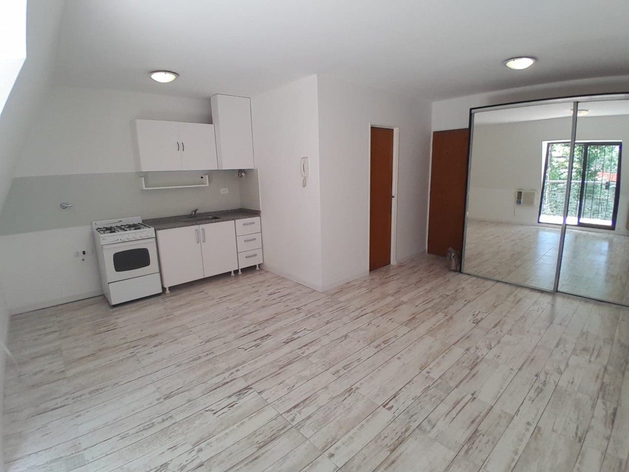 Don Bosco 410. Monoambiente con balcon y cochera. 